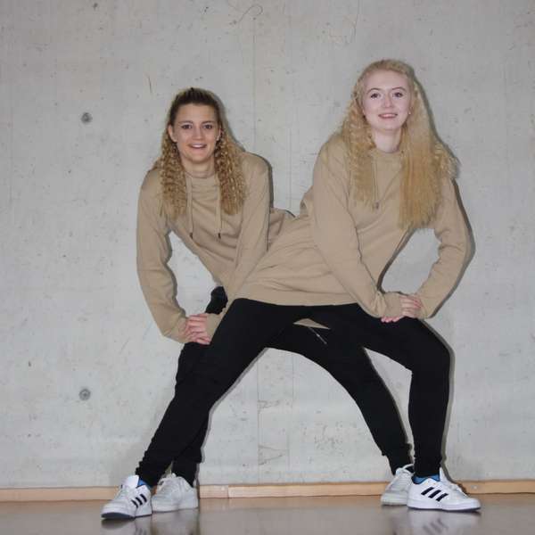Zwei Frauen posieren synchron in einem Hip-Hop-Tanzkurs in einer Trainingsstunde Hip-Hop Tanzkurs für Erwachsene – Erlebe Street Dance bei Tanzschule No.10