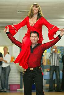 Thomas und Hilde Schütze beim Discofox Tanz – Dynamische Hebefigur