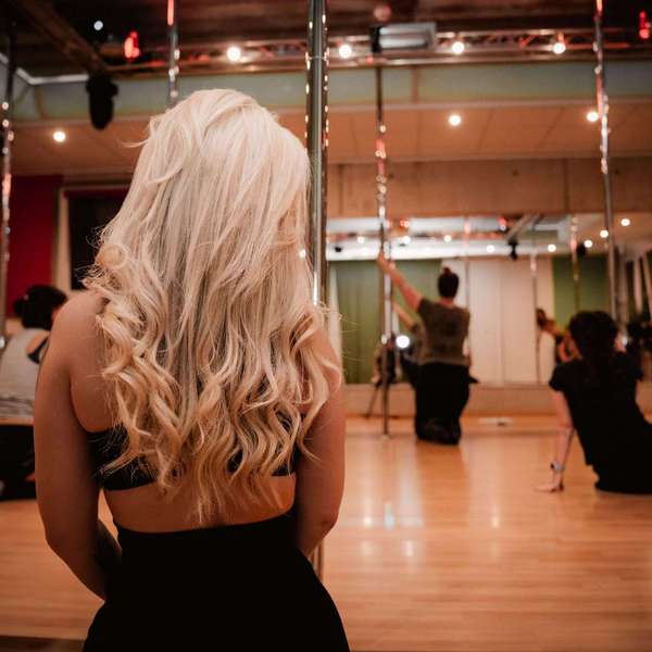 Frau mit Blonden Haaren beim Junggesellinnen Tag JGV Workshop Junggesellinnen Tag JGV