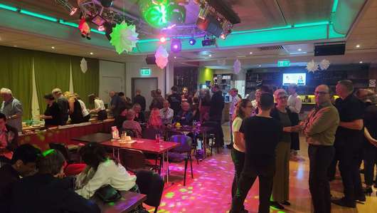 Belebtes Tanztee Event mit vielen tanzenden und lachenden Gästen in der Tanzschule No.10