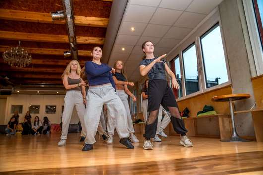 Eine Gruppe von Jugendlichen tanzt synchron in einem Hip-Hop-Tanzkurs der Tanzschule No.10