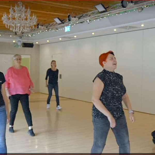 Eine Gruppe von Frauen tanzt synchron in einer Reihe während eines Line-Dance-Kurses Line Dance Tanzkurs – Erlebe Gemeinschaft und Rhythmus bei Tanzschule No.10