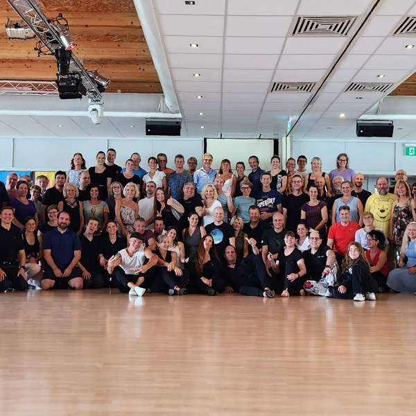 Gruppe von Menschen in einem Tanzworkshop 