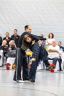 Hilde und Thomas Schütze – Anmutige Wickelfigur im Discofox
