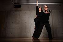 Hilde und Thomas Schütze – Stilvolle Discofox-Pose im Studio