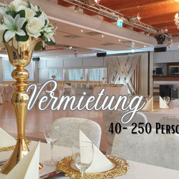 Festlich gedeckter Saal mit eleganten Tischen und Blumenarrangements für Hochzeitsfeiern in der Tanzschule No.10 VERMIETUNGEN | EVENTLOCATION