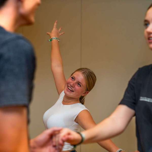 Ein stilisiertes Bild von drei Jugendlichen, die in einem Tanzkurs gemeinsam tanzen Jugend Tanzkurse – Lerne Tanzen mit Freunden bei Tanzschule No.10