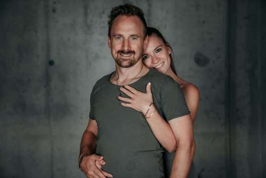 Ein lächelndes Tanzpaar in enger Pose während eines Bachata-Kurses der Tanzschule No.10