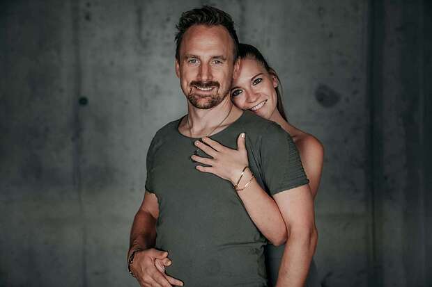 Bachata Tanzkurs – Lerne den sinnlichen Paartanz bei Tanzschule No.10 Ein lächelndes Tanzpaar in enger Pose während eines Bachata-Kurses der Tanzschule No.10