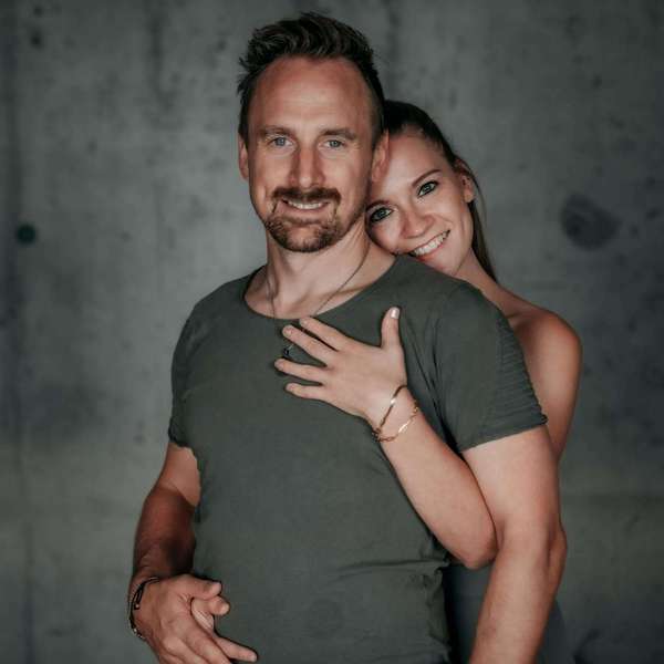 Ein lächelndes Tanzpaar in enger Pose während eines Bachata-Kurses der Tanzschule No.10 BACHATA