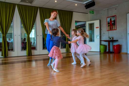 Eine Tanzlehrerin unterrichtet junge Tänzerinnen in einem Kinderballett-Kurs der Tanzschule No.10