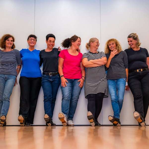 Gruppe von Tänzerinnen, mit klingenden Schuhen Stepp-Tanzkurs – Dein rhythmischer Tanz bei Tanzschule No.10