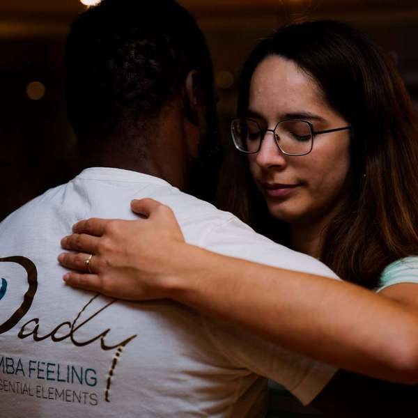 Ein Paar tanzt eng umschlungen Kizomba in einem Tanzkurs der Tanzschule No.10 KIZOMBA