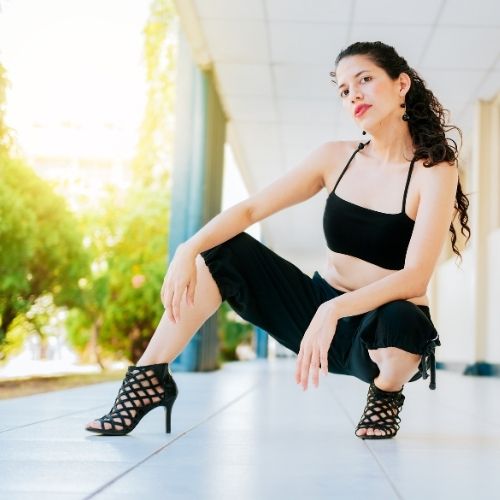 Eine Frau posiert selbstbewusst in einem Tanzoutfit und hohen Schuhen für eine High Heel Dance Klasse High Heel Dance Kurs – Lerne tanzen in High Heels bei Tanzschule No.10