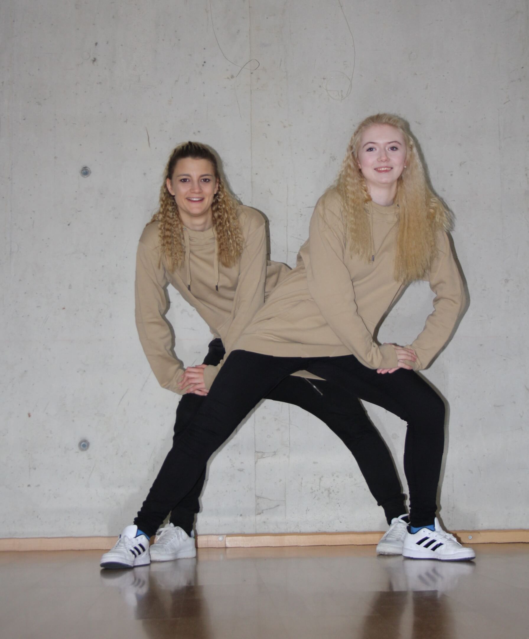 Zwei Frauen posieren synchron in einem Hip-Hop-Tanzkurs in einer Trainingsstunde Hip-Hop Tanzkurs für Erwachsene – Erlebe Street Dance bei Tanzschule No.10