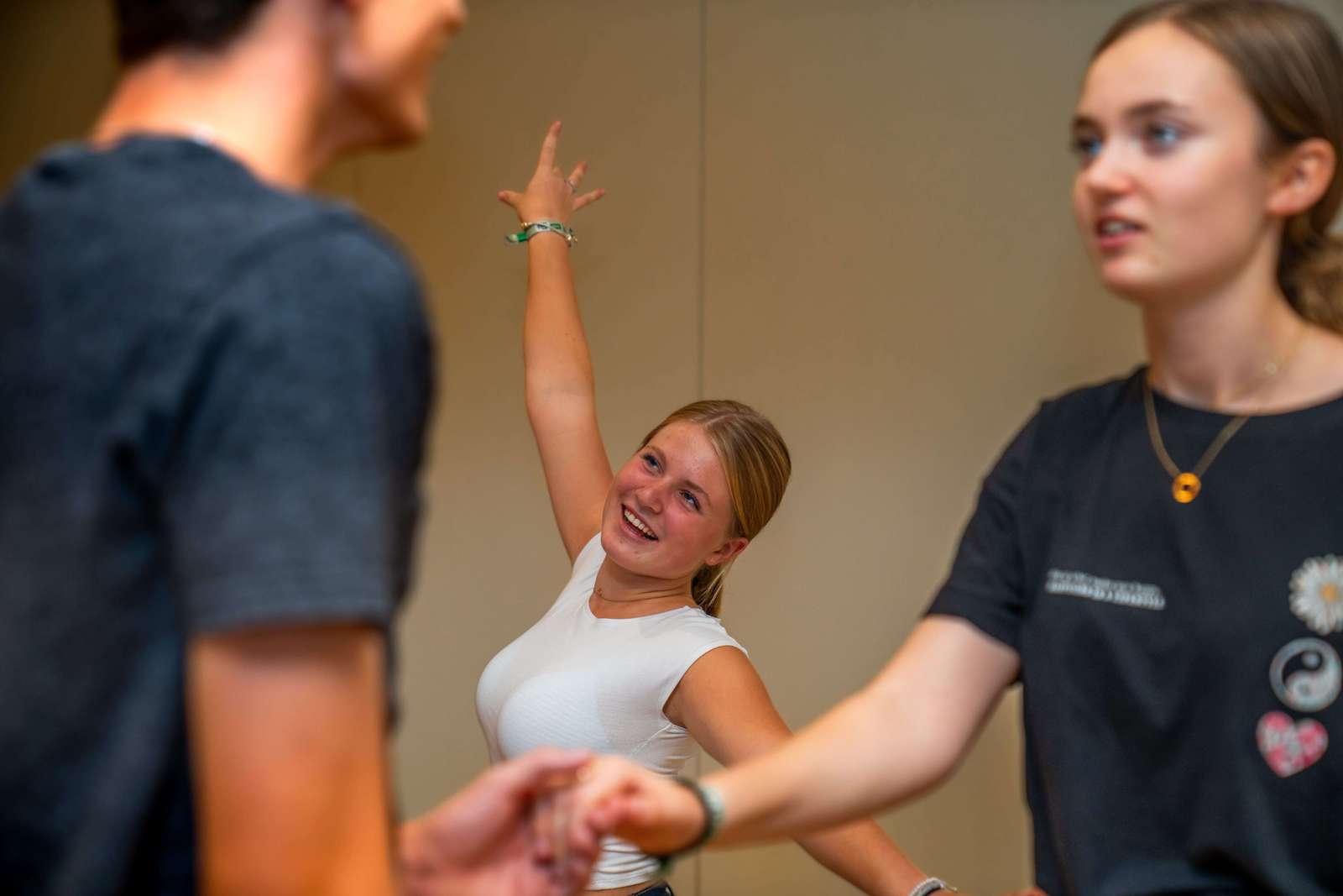 Ein stilisiertes Bild von drei Jugendlichen, die in einem Tanzkurs gemeinsam tanzen Jugend Tanzkurse – Lerne Tanzen mit Freunden bei Tanzschule No.10