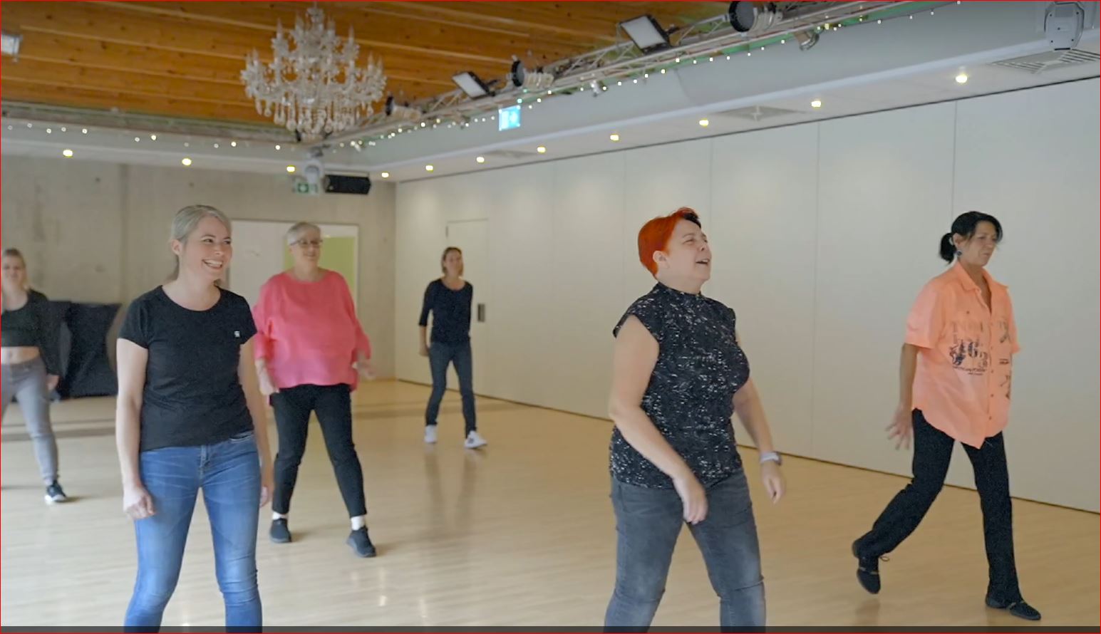 Eine Gruppe von Frauen tanzt synchron in einer Reihe während eines Line-Dance-Kurses Line Dance Tanzkurs – Erlebe Gemeinschaft und Rhythmus bei Tanzschule No.10