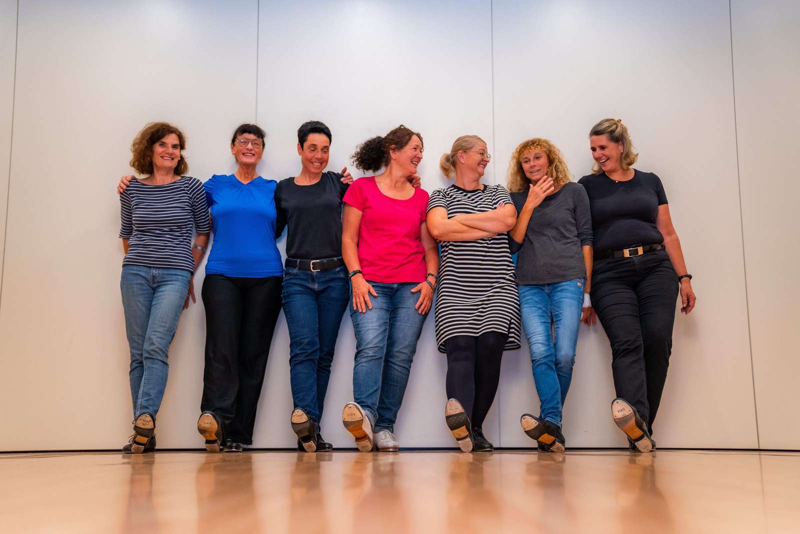 Gruppe von Tänzerinnen, mit klingenden Schuhen Stepp-Tanzkurs – Dein rhythmischer Tanz bei Tanzschule No.10